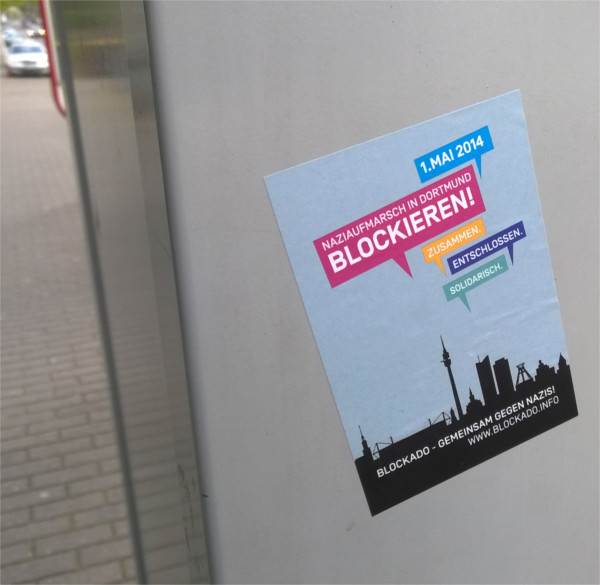 Der Aufkleber von BlockaDO an einer Bushaltestelle
