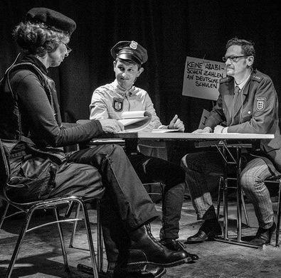 Szene aus Mein Einsatzleiter - drei Menschen sitzen am Tisch und reden.