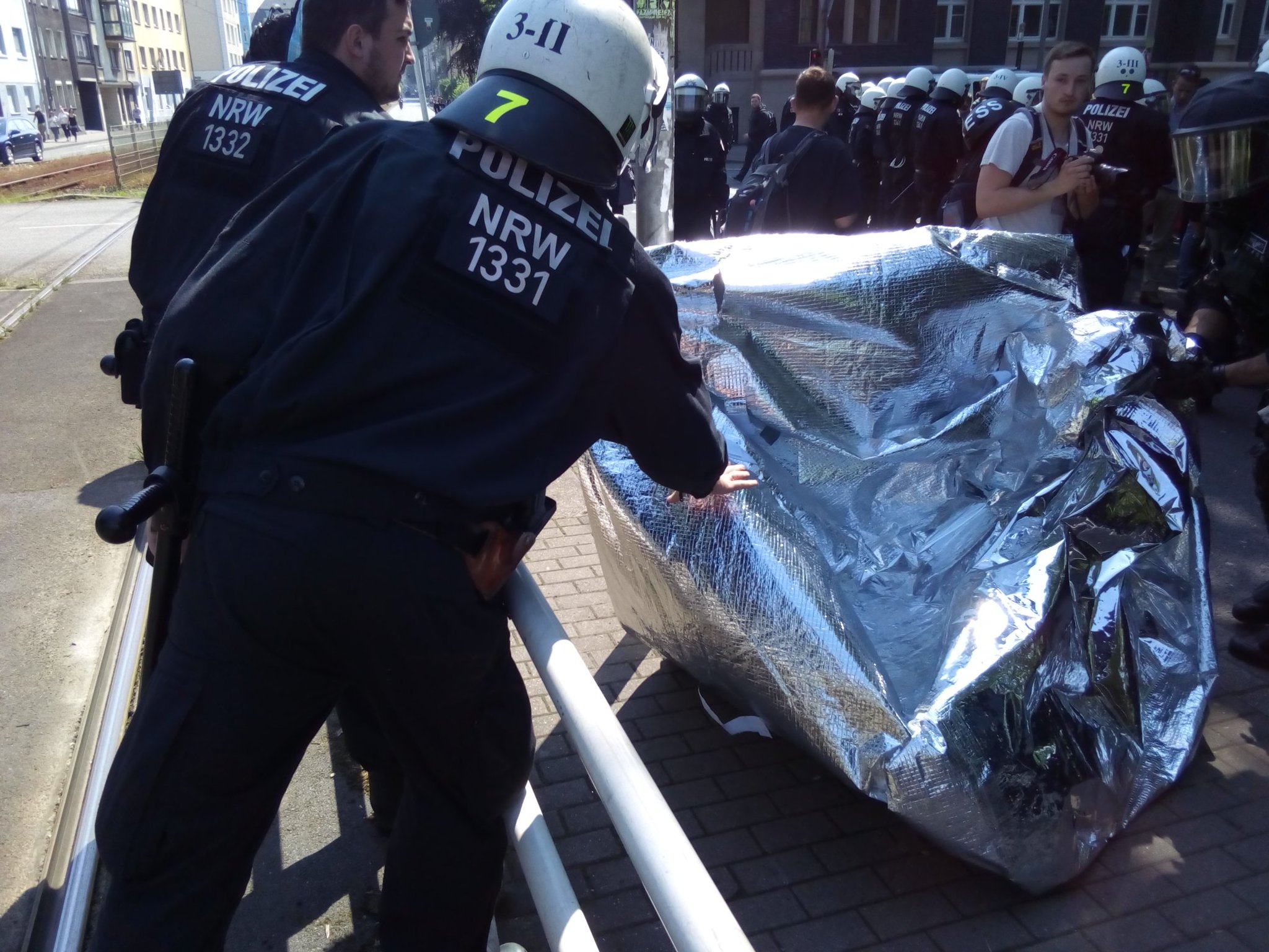 Polizei zerstört die Spiegelwürfel des Schauspielhauses!