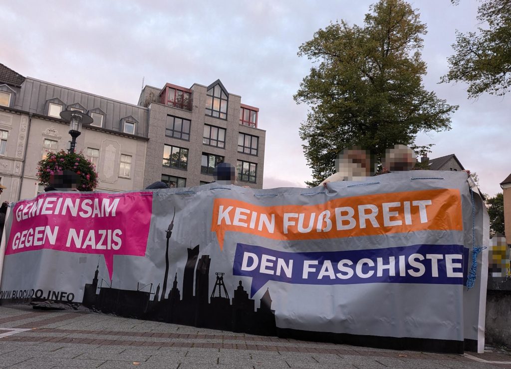 Bild von einem Transparent des Bündnis Blockado mit der Dormtunder Skyline und der Aufschrift "Gemeinsam gegen Nazis. Kein Fußbreit den Faschisten"