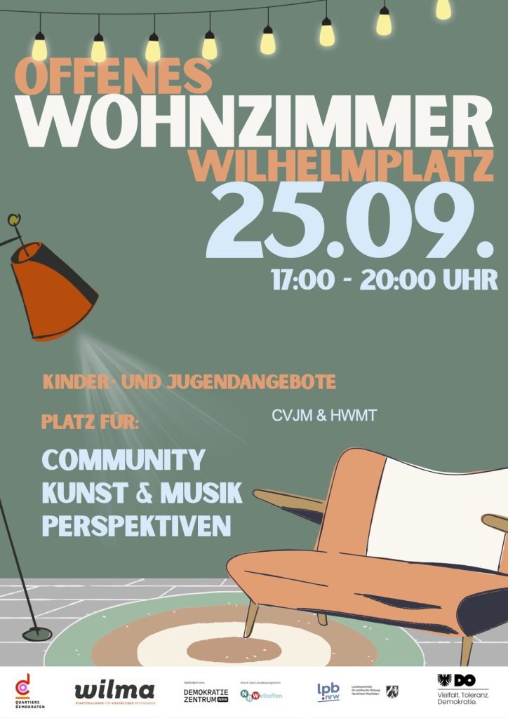 Das Plakat zeigt den Veranstaltungstext in den Farben apricot, weiss und hellblau. Auf grau-grünem Grund eine apricot-farbener Lesesessel, der von einer Stehlampe mit rotem Schirm angestrahlt wird. Der Sessel steht auf einem kreisrunden Teppich. Am oberen Bildrand hängt eine Lichterkette mit gelben Birnen. Der Textwird ergänzt durch Kinder- und Jugendangebote, Platz für Community, Kunst und Musik, Perspektiven. Am unteren Bildrand die Logos von: Quartiersdemokraten, Wilma, Demokratiezentrum NRW, Landesprogramm NRW weltoffen, LPB NRW, Landeszentrale für politische Bildung, Stadt Dortmund.